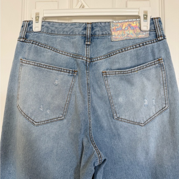 Circus NY Women’s High Waisted Ripped Wide-Leg 90s Baggy Jeans - Picture 4 of 16